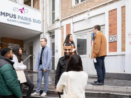 etudiants-esap-sur-la-campus-de-Paris